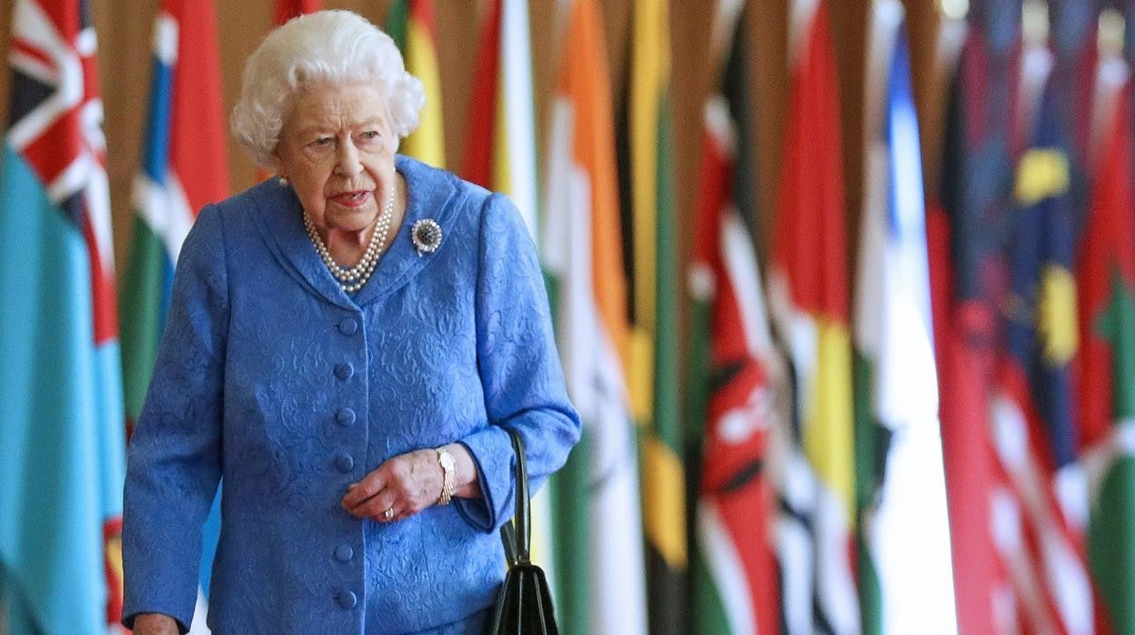 A la izquierda, Isabel II, el pasado 8 de marzo en el castillo de Windsor, en la celebración del día de la Commonwealth