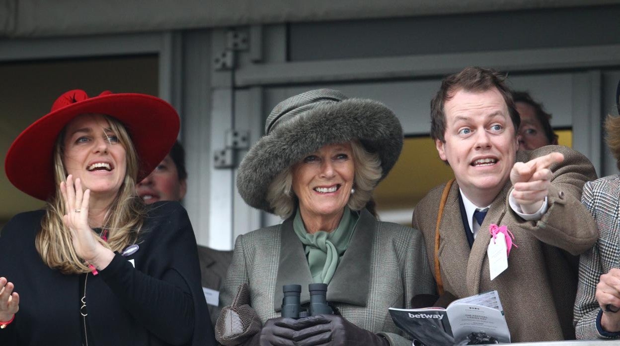 Camilla Parker Bowles, con su hijo Tom