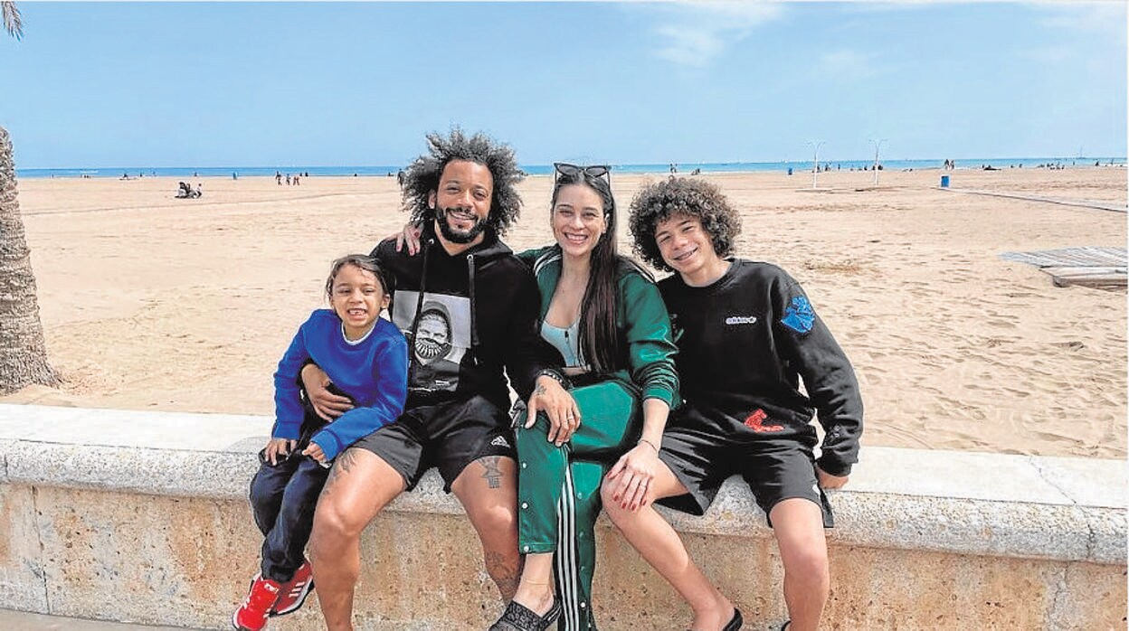 Marcelo con su mujer y sus hijos en la Malvarrosa