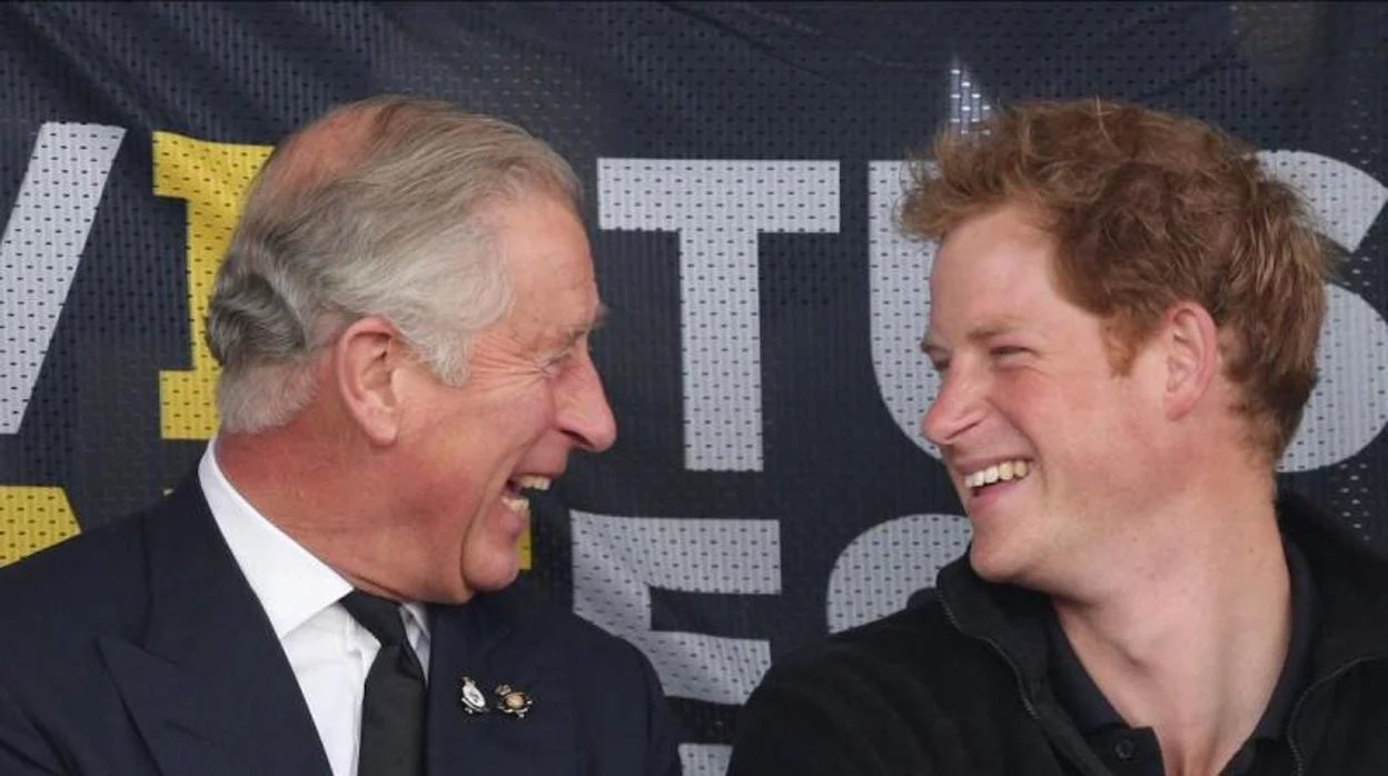 El príncipe Carlos y su hijo el príncipe Harry