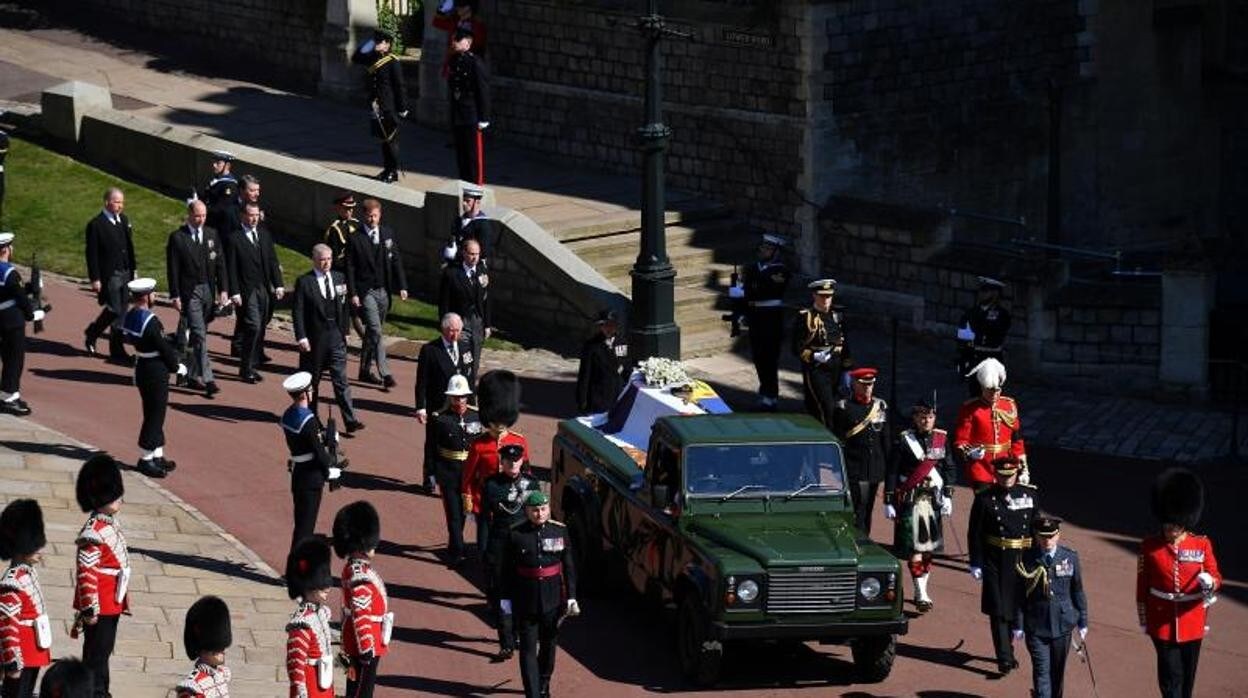 La comitiva acompaña los restos mortales del duque de Edimburgo hasta la capilla de San Jorge