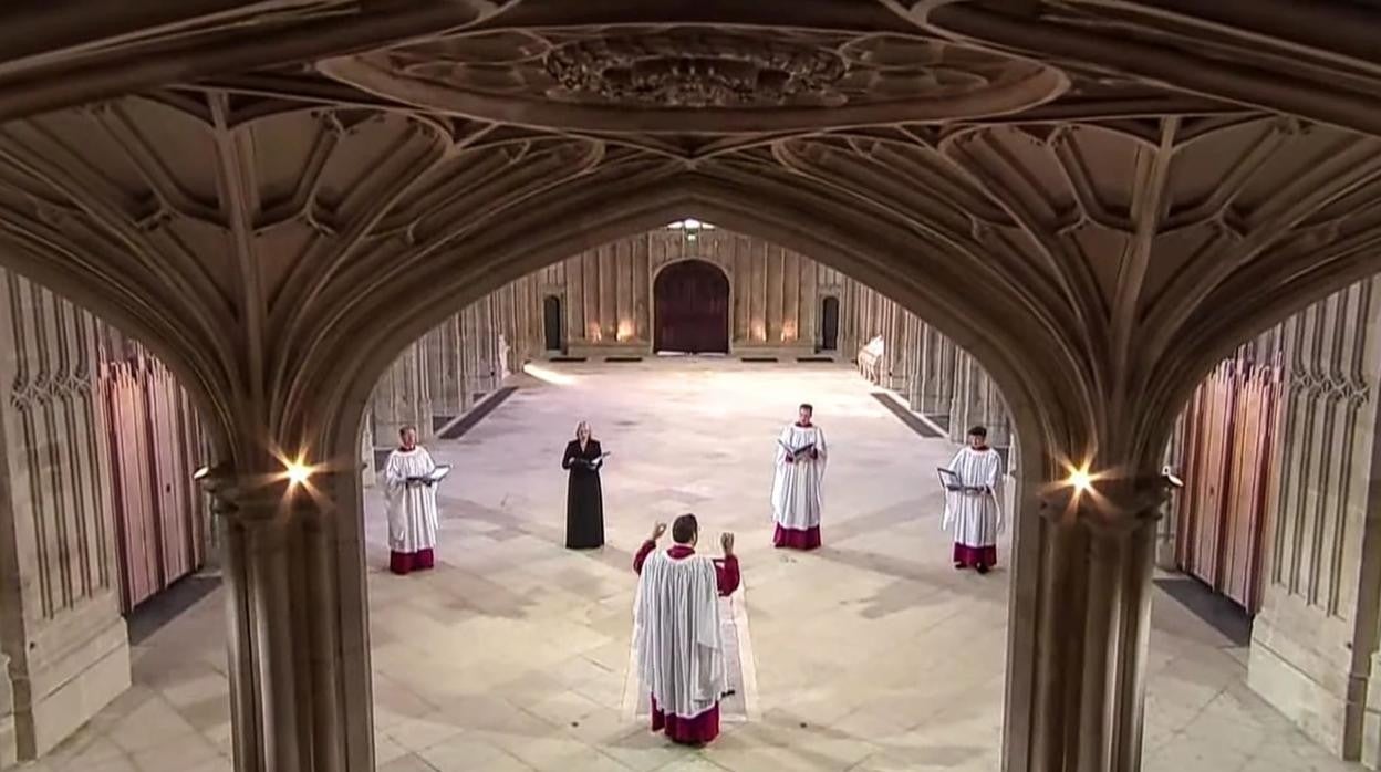 La música latía con las voces del coro y una soprano, además de los acordes del órgano de Luke Bond y la guitarra de William Lovelady