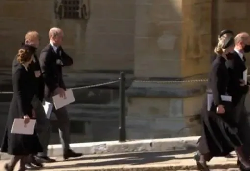 Harry y Guillermo caminaron juntos hacia la zona privada del castillo de Windsor