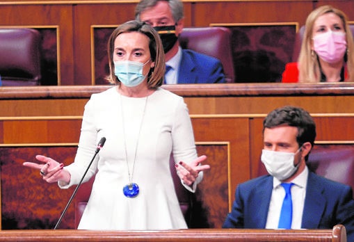 Cuca Gamarra, en el Congreso, en presencia de Pablo Casado