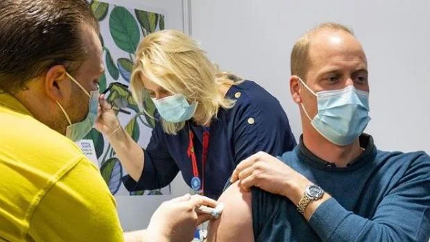 A sus 38 años, el Príncipe Guillermo recibe la vacuna contra el coronavirus