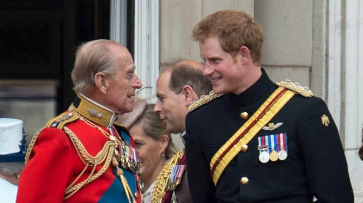 El Duque de Edimburgo junto a su nieto