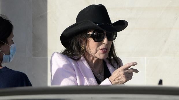 Joan Collins aterriza en Mallorca: «Me encanta el sol y los restaurantes que hay aquí»