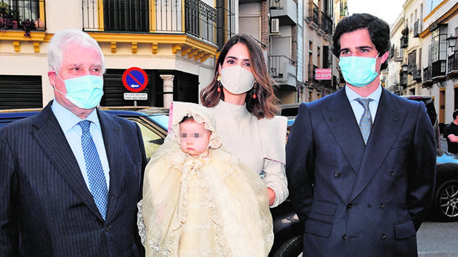 Fernando Fitz James Stuart y Sofía Palazuelo bautizan a su hija Rosario Fitz James Stuart Palazuelo en Sevilla