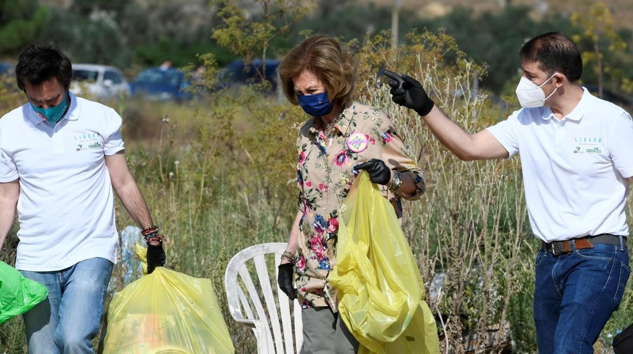 Doña Sofía participa en una recogida de basura