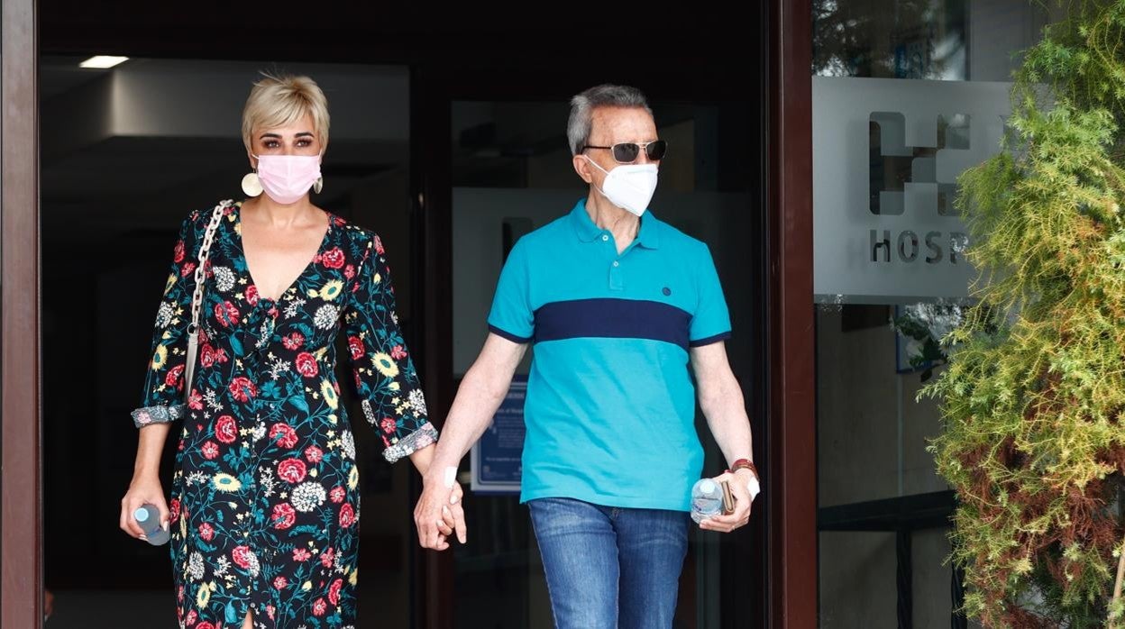 Ortega Cano y Ana María Aldón saliendo del centro hospitalario