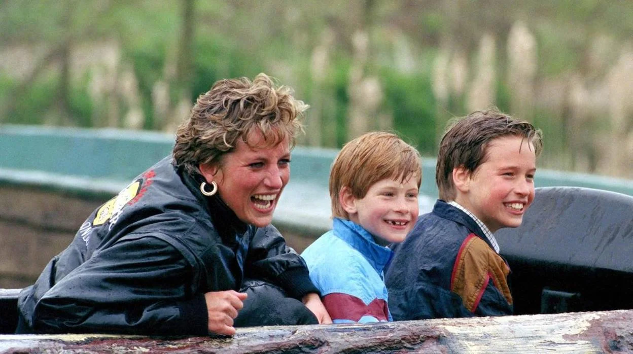 La princesa Diana junto a sus hijos Guillermo y Harry en 1990