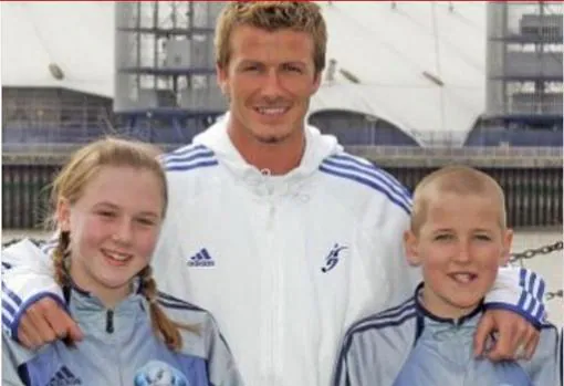 Beckham junto a Kane y al otro lado su esposa