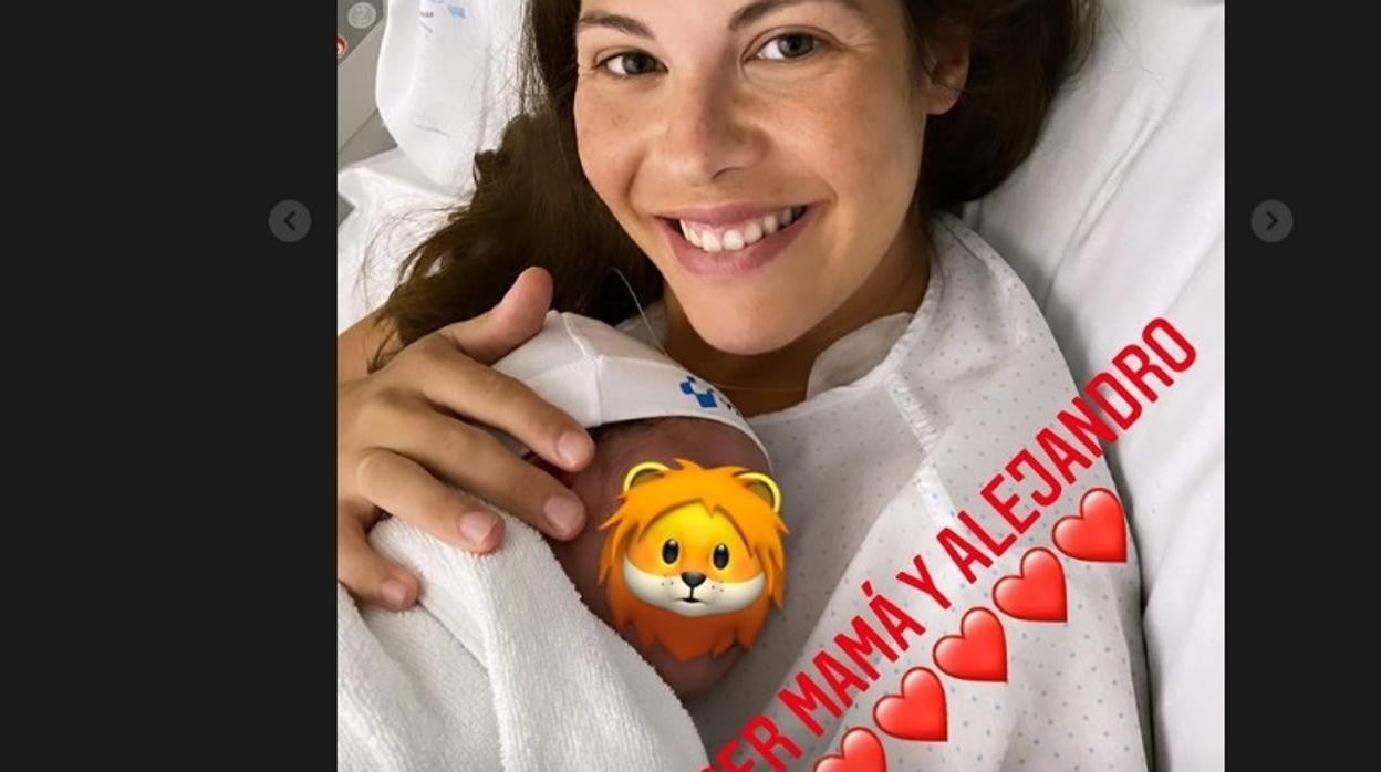 Jessica Bueno con el pequeño Alejandro en brazos