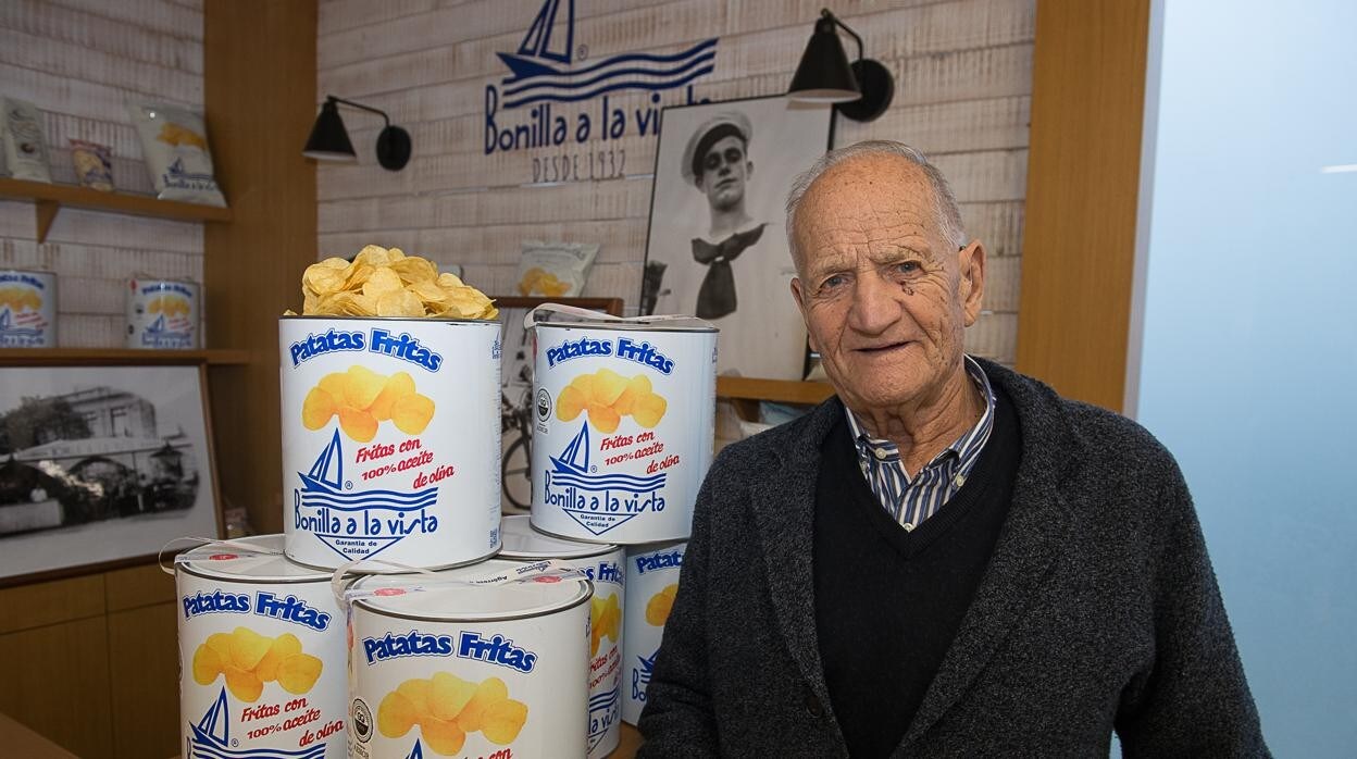 César Bonilla posa con sus emblemáticas latas de patatas fritas
