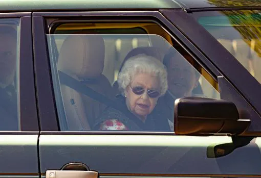 La Reina Isabel vuelve a conducir a los 95 años