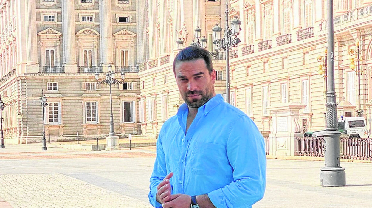 Alejandro Nones posa en el Palacio Real