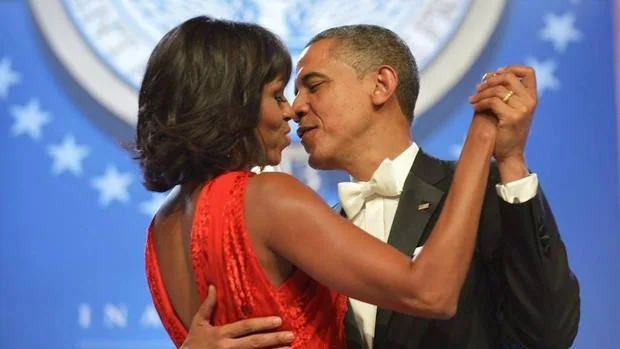 Michelle y Barack Obama, enamorados como el primer día: «Todavía haces que gire la cabeza»