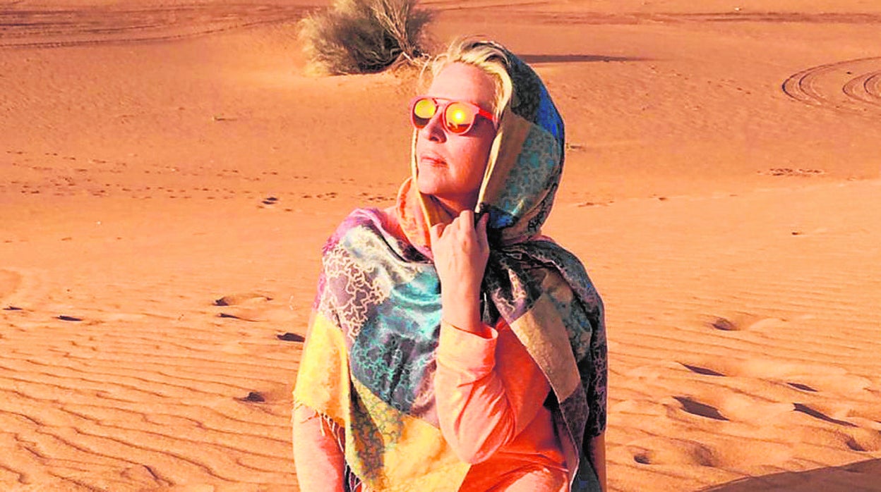 Lydia Lozano posando en el desierto de Dubai en un viaje junto a Charlie en 2015