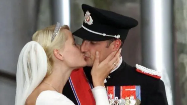 Haakon y Mette Marit de Noruega, 20 años de un polémico matrimonio
