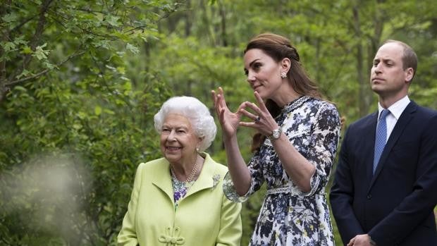 Los Cambridge barajan mudarse con la Reina Isabel a Windsor