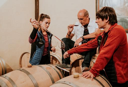 Garikoitz Ríos (centro), con su equipo de la bodega de Itsasmendi