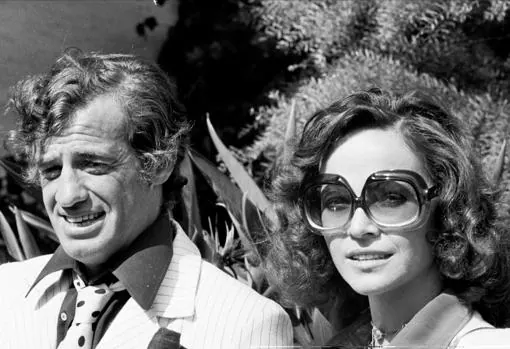 Jean Paul Belmondo, con Laura Antonelli, en el festival de Cannes en 1974