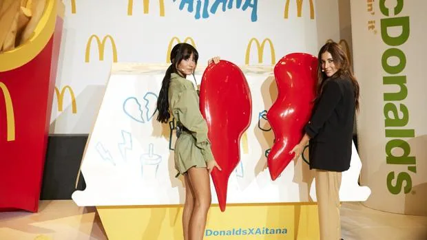Escándalo: a Aitana se le atraganta la hamburguesa