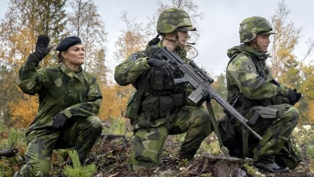 La Princesa Victoria de Suecia demuestra su preparación militar