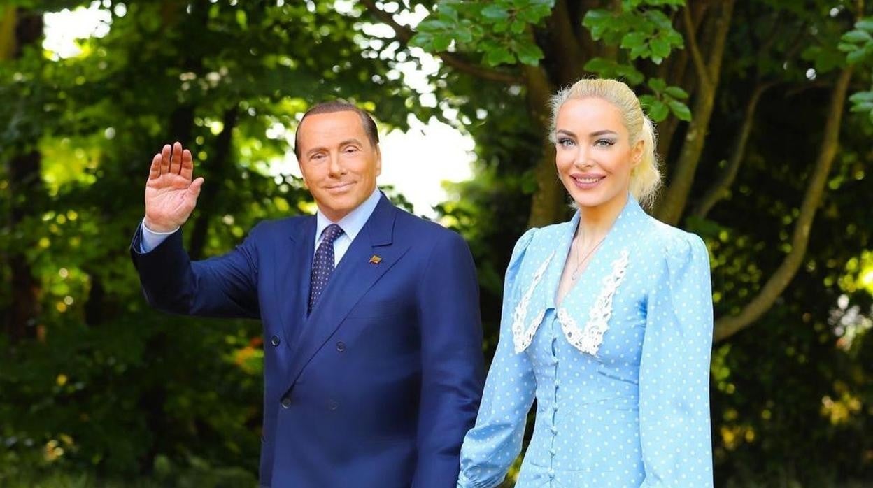 Silvio Berlusconi, su pareja y su sobrino durante el cumpleaños