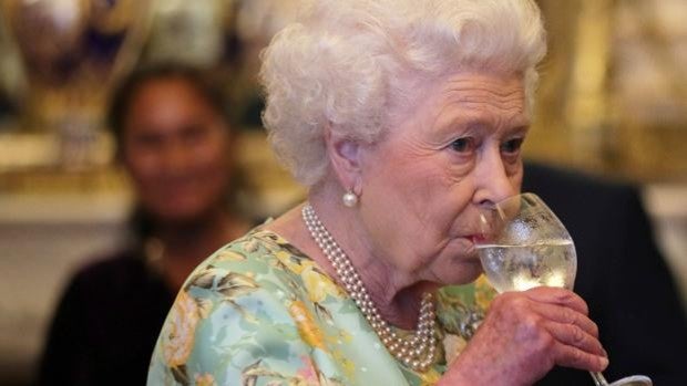 No más ginebra para la Reina Isabel II: los médicos le prohíben el alcohol