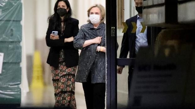 Hillary Clinton visita a su marido, ingresado por una infección