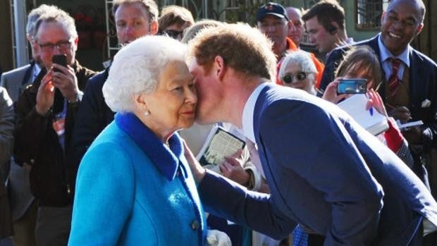 El príncipe Harry, muy preocupado por la salud de su abuela, Isabel II