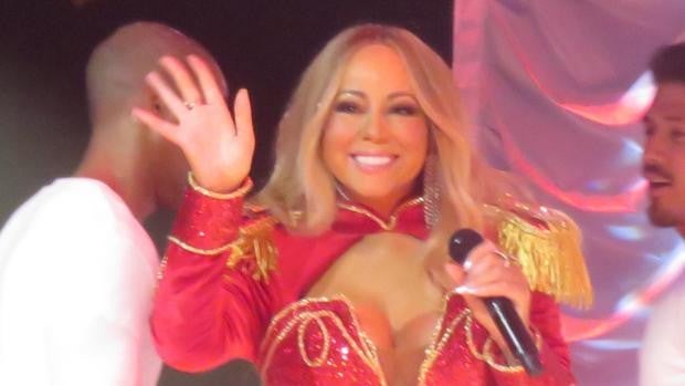 Mariah Carey inaugura las Navidades destrozando calabazas de Halloween