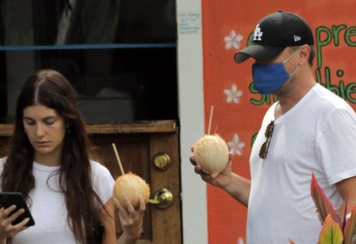 Leo apenas se desprendió de la mascarilla pese a estar al aire libre.