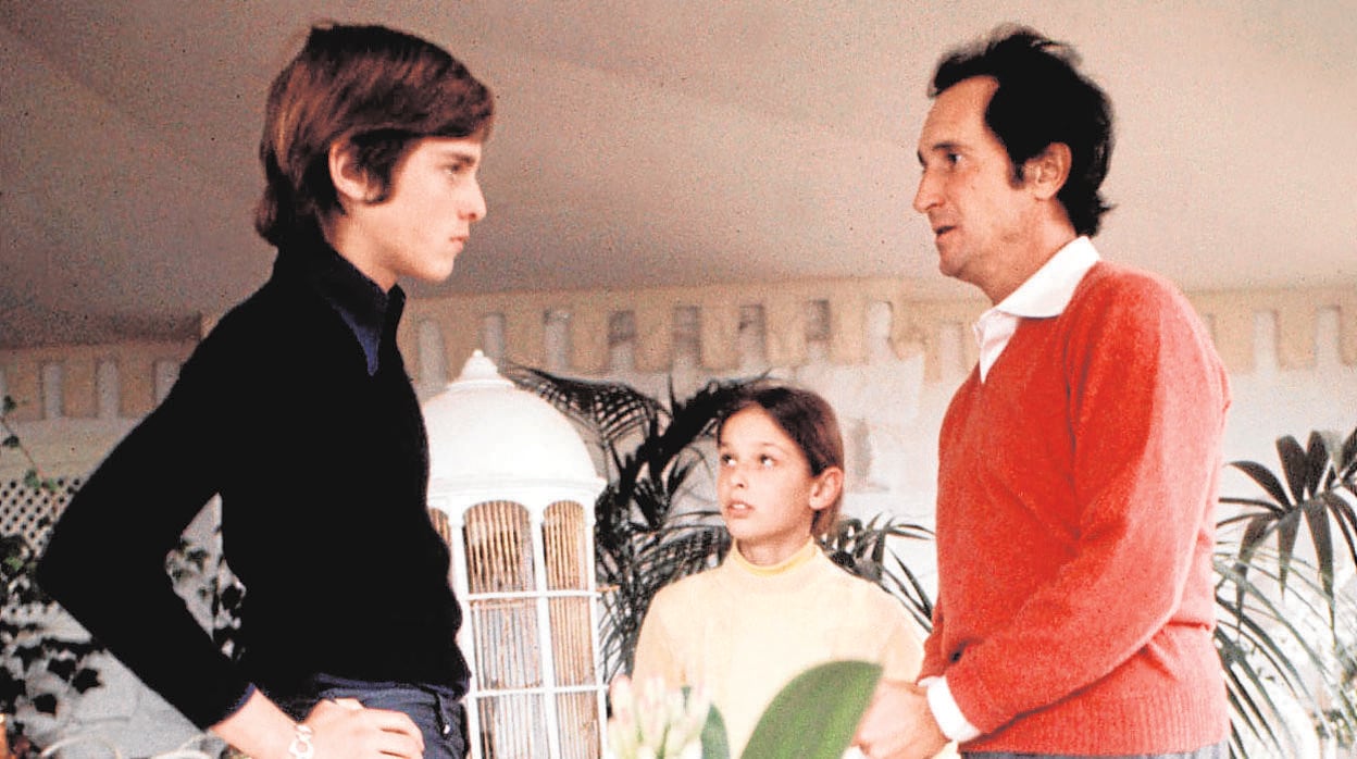 A la izquierda, un adolescente Miguel Bosé discutiendo con su padre en presencia de su hermana