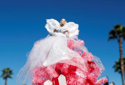 La celebración por la decisión judicial ha inundado las calles de L.A.., frente al Palacio de Justicia. Arriba, una muñeca de la «princesa del pop» sobre un árbol de Navidad