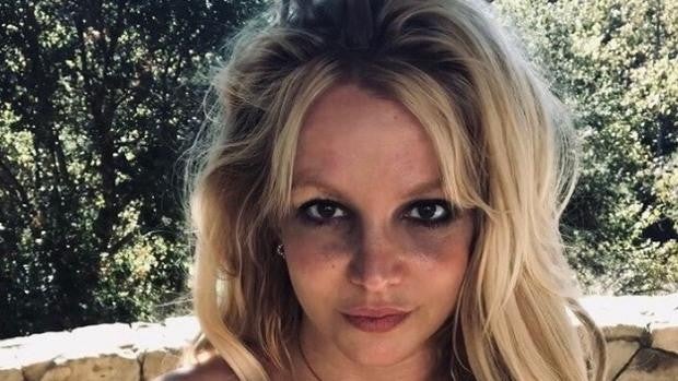 Britney Spears celebra su libertad bebiendo su primera copa de champán