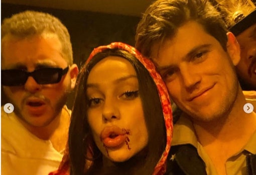 Miguel, Ester y un amigo divirtiéndose en Halloween. ¿Y Aitana?