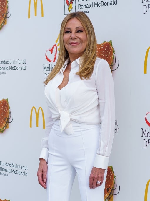 Vestida de blanco de arriba abajo, se ofreció a ser imagen de esta maravillosa iniciativa de la Fundación Ronald McDonald