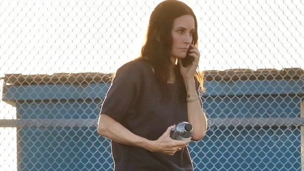 Pillamos a Courteney Cox en la autoescuela (y no fue para sacarse el carné de conducir)