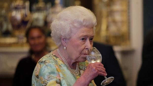 Isabel II renunció a su martini pero aún disfruta de un buen vino en la cena