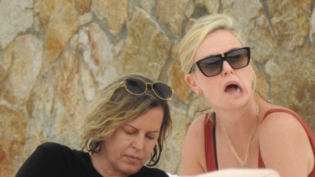 Tenemos las fotos más buscadas de Charlize Theron en la playa