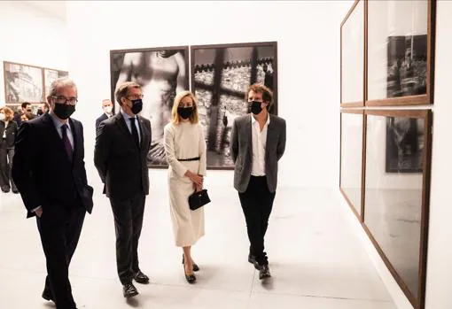 Pablo Isla, Alberto Núñez Feijóo, Marta Ortega y Benjamin Lindbergh en la visita inaugural a la exposición