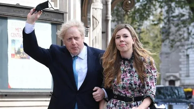 El nacimiento de la hija de Boris Johnson endulza la crisis del primer ministro británico