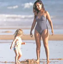 Inma Cuesta y su hija en la playa