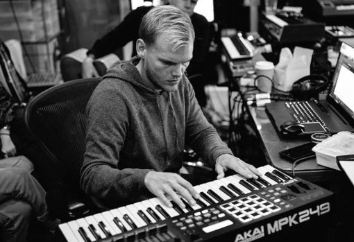 Avicii componiendo en el estudio