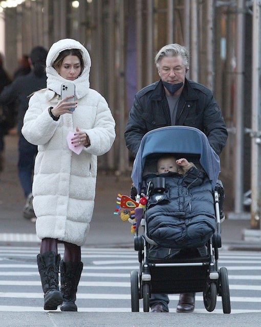 Hilaria y Alec, con uno de sus peques.