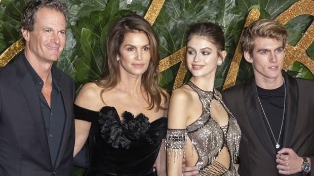 Exclusiva: confundirás a Cindy Crawford en bikini con su hija