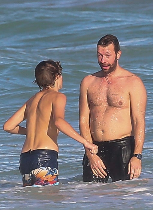 La cara de Chris Martin es de pensar que tiene dos hijos tan mayores ya.