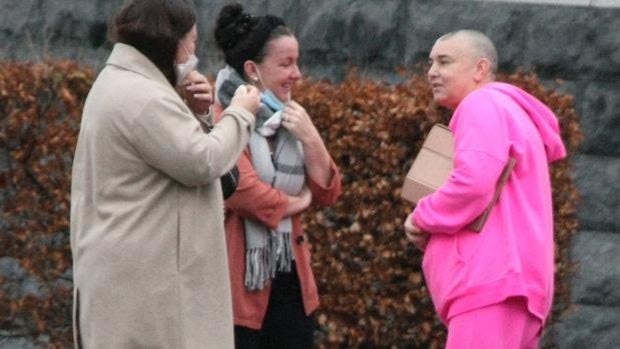 Sinead O'Connor de rosa fuerte, en el funeral hindú por su hijo